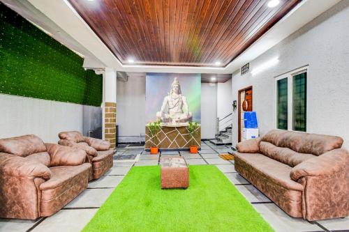 Un lugar para sentarse en Hotel O BSR RoyalStay Super Luxury Hotel Rooms