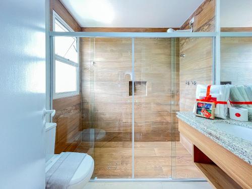 圣劳伦斯海滨Riviera | Excelente Novo com Enxoval Completo的带淋浴、马桶和水槽的浴室