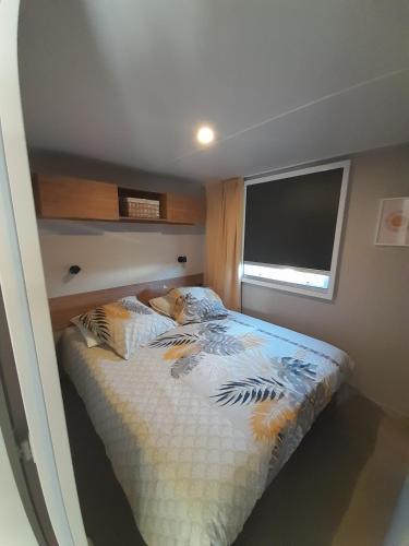 Ένα ή περισσότερα κρεβάτια σε δωμάτιο στο MOBIL HOME le MACHYNA
