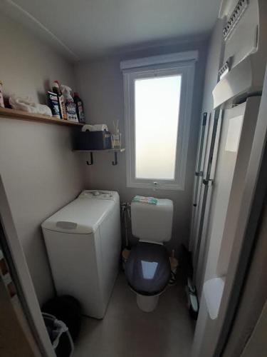 Ένα μπάνιο στο MOBIL HOME le MACHYNA