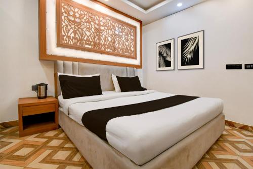 a bedroom with a large bed in a room at Hotel O THE SHAURYA INN in Bhauli