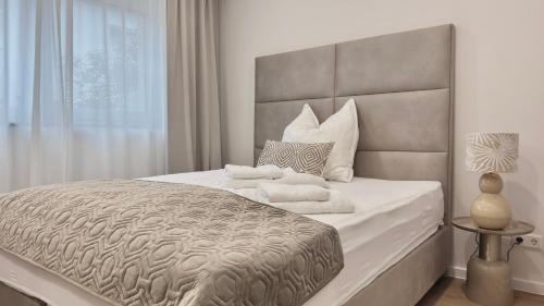 a bedroom with a large bed with a large headboard at Ideale City-Wohnung mit 2 Schlafzimmern & Parking in Dortmund