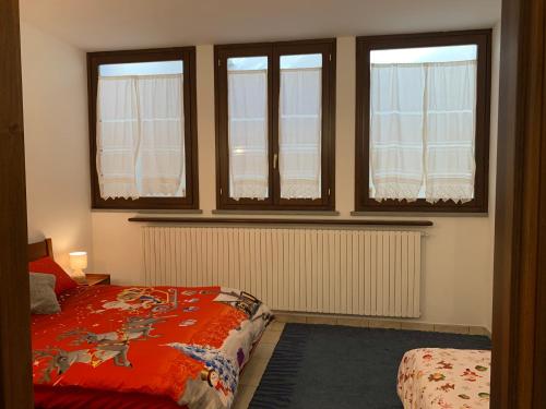 Ένα ή περισσότερα κρεβάτια σε δωμάτιο στο Sacro Monte Stay