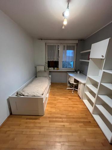 una camera da letto con un letto e una scrivania di Trzy Pokoje Park Śląski a Siemianowice Śląskie