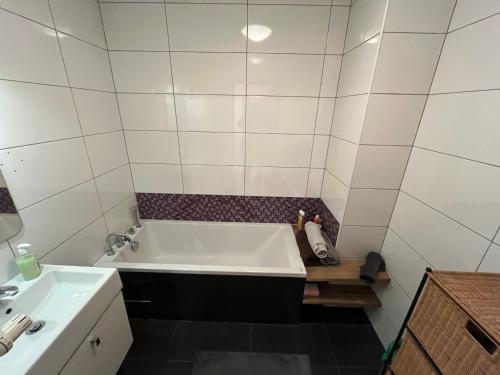 un bagno con vasca e lavandino di Trzy Pokoje Park Śląski a Siemianowice Śląskie