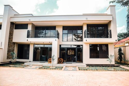 リロングウェにあるRustic Charmのバルコニー付きの大きな白い家