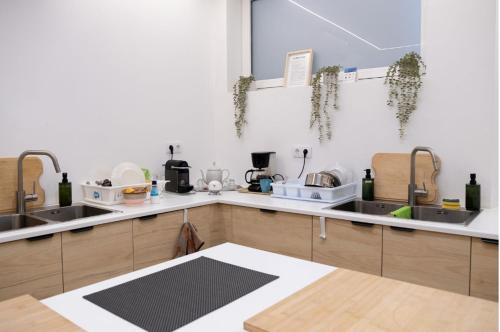 une cuisine avec deux éviers et un comptoir dans l'établissement Je T'aime Solar São João, à São João da Madeira