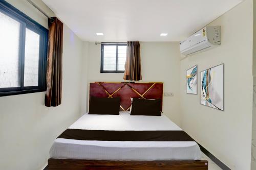 Postel nebo postele na pokoji v ubytování Hotel O Jagruti Nagar Ghatkopar Formerly Icy Cool