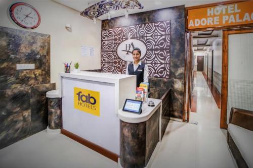 een hotelkamer met een receptiebalie en een klok bij Via The Adore Palace - Nr Mumbai International Airport in Mumbai