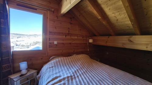 Una cama o camas en una habitación de Évasion jurassienne, séjour cosy bois