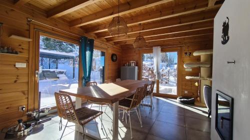 Una cocina o cocineta en Évasion jurassienne, séjour cosy bois