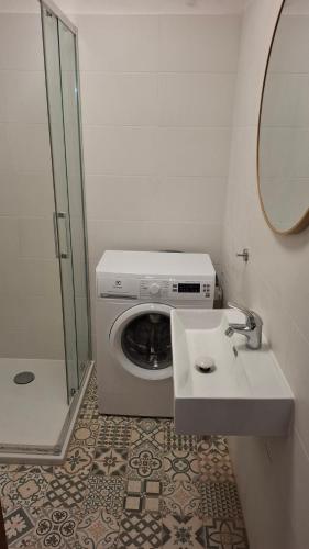 Viletta Vista Paradiso في كوستا باراديسو: وجود غسالة في الحمام مع وجود مغسلة