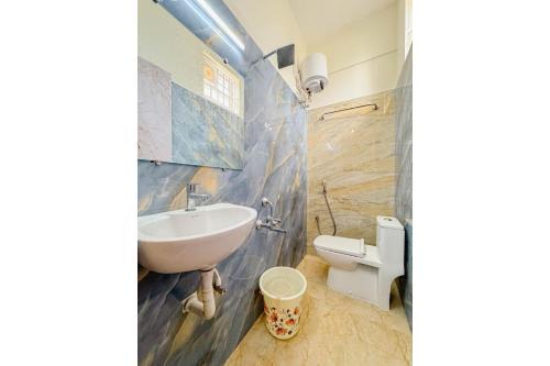 Un baño con lavabo e inodoro en Redfox Service Apartment DLF, en Chennai