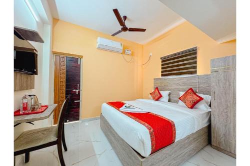 un dormitorio con una cama y un escritorio en una habitación en Redfox Service Apartment DLF, en Chennai