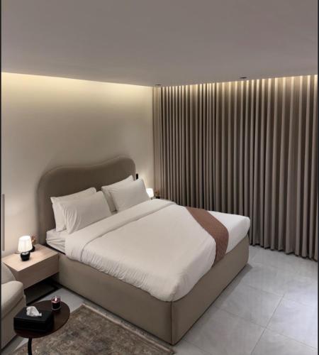 una camera da letto con un letto e una grande finestra di استديو لوفينا 2 a Riyad
