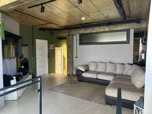 Khu vực ghế ngồi tại The Underground MOOTEL