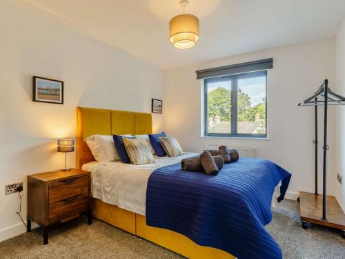 une chambre avec un lit avec deux ours en peluche dessus dans l'établissement 4 Bed in Bude 89355, à Poughill