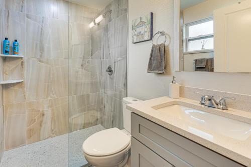 夏洛特港Golf, Boat and Beach-Hop Quiet Port Charlotte Home的带淋浴、马桶和水槽的浴室
