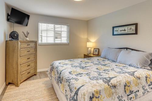 夏洛特港Golf, Boat and Beach-Hop Quiet Port Charlotte Home的一间带床、梳妆台和电视的卧室