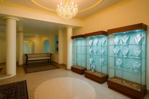 une vitrine dans une pièce dotée d'un lustre dans l'établissement Boca de Tomatlán Ocean Frontage Boutique Hotel, à Puerto Vallarta