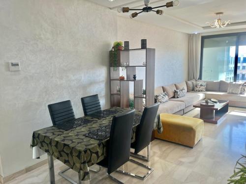 Χώρος καθιστικού στο Agadir Bay 2 Bedroom Apt, Wi-Fi, 900m to Beach, Pool