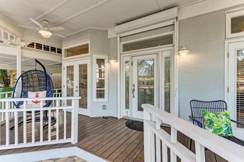 En balkon eller terrasse på Cottage on Lido Key - One block to Beach Pool