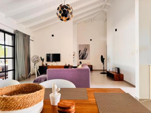 Μια τηλεόραση ή/και κέντρο ψυχαγωγίας στο Totéki