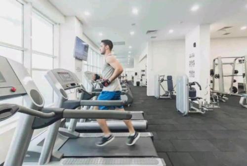 Das Fitnesscenter und/oder die Fitnesseinrichtungen in der Unterkunft A2I - 33rd Floor SkyCity Residence With Skopje View