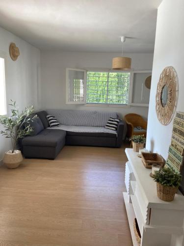 a living room with a couch and a table at Palomera, Calafat, piscina, frente al mar, a 5 mn de la playa, wifi, zona residencial in Calafat