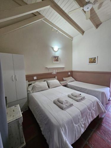 ein Schlafzimmer mit zwei Betten mit Handtüchern darauf in der Unterkunft Santa Catalina Hotel in San Antonio de Areco