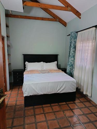 a bedroom with a large bed in a room at Villa De Lyden in Lydenburg