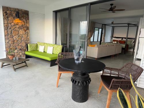 Χώρος καθιστικού στο Egret at Galley Bay View