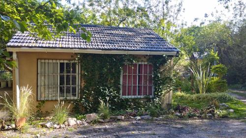 ein kleines Haus mit Efeu nebenbei in der Unterkunft Entre Árboles in San Salvador de Jujuy