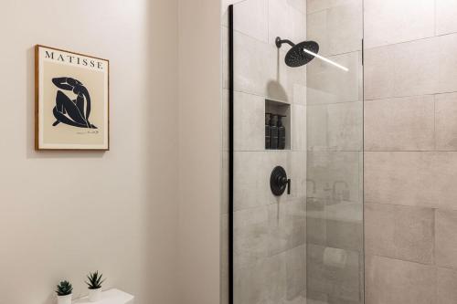 Ванная комната в Resort Style Property 2B 2B walk to Everything!