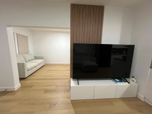 ein Wohnzimmer mit einem Flachbild-TV auf einem weißen Schrank in der Unterkunft East Hollywood Modern Spacious Bungalow in Los Angeles