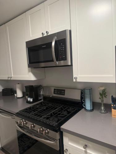 a kitchen with a stove and a microwave at Hollywood Blvd Prime Location Walk to Attractions with Pool and Free Parking in Los Angeles