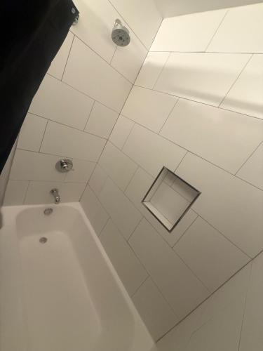 bagno con vasca e finestra di Hollywood Apartment FREE Parking & Pool Close to Studios Universal a Los Angeles