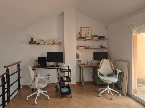 Una televisión o centro de entretenimiento en The Station Cottage