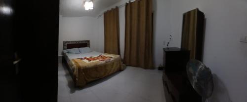 Postel nebo postele na pokoji v ubytování شقة للإيجار مفروش بالكامل في كمبوند بداية 1 هادئ وجميل