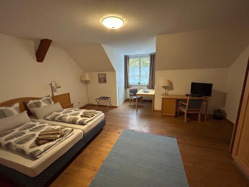 Postel nebo postele na pokoji v ubytování Schlosshotel Wolfshagen