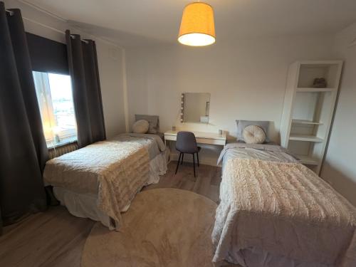 Ένα ή περισσότερα κρεβάτια σε δωμάτιο στο Cityclose Malmö apartment
