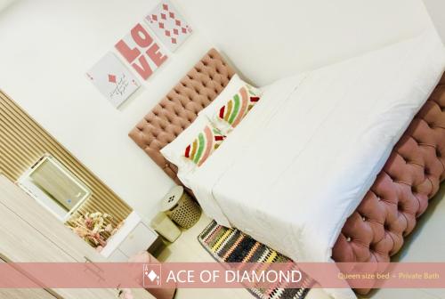 Una vista aérea de un dormitorio con una cama. en Rizz Santorini Apartment, en Negombo