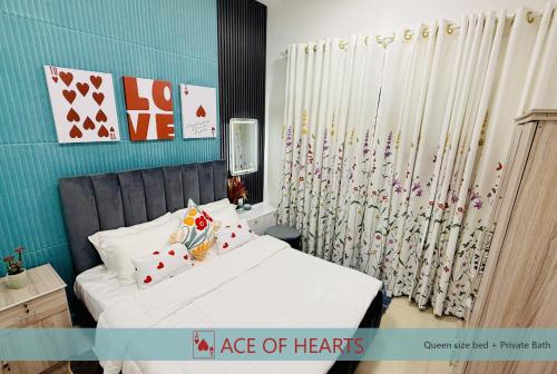 Habitación pequeña con cama y cortina en Rizz Santorini Apartment, en Negombo