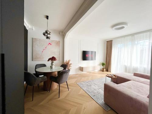 Luxury Modern Apartment with Balcony - Near City Center