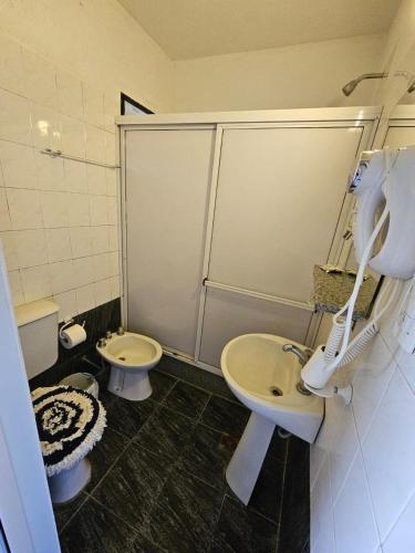 ein Badezimmer mit Toilette und Waschbecken in der Unterkunft Santa Catalina Hotel in San Antonio de Areco