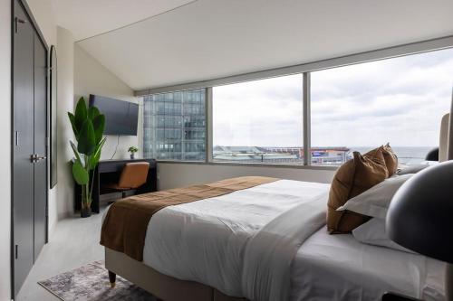 Кровать или кровати в номере Luxury Downtown King Bed, Rooftop Pool