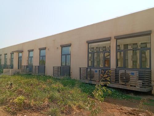 a row of windows on the side of a building at Auberge de la lecture in Djibouti