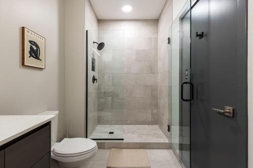 Ванная комната в Luxury Downtown King Bed, Rooftop Pool