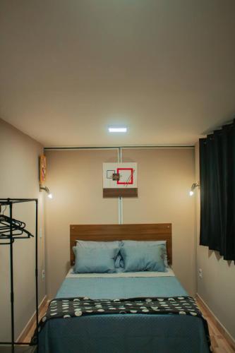 a bedroom with a bed with a basketball hoop on the wall at Villa de Recriary in Campos do Jordão