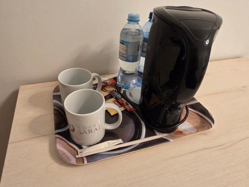 Příslušenství pro přípravu čaje a kávy v ubytování Hotel Sarai Wrocław